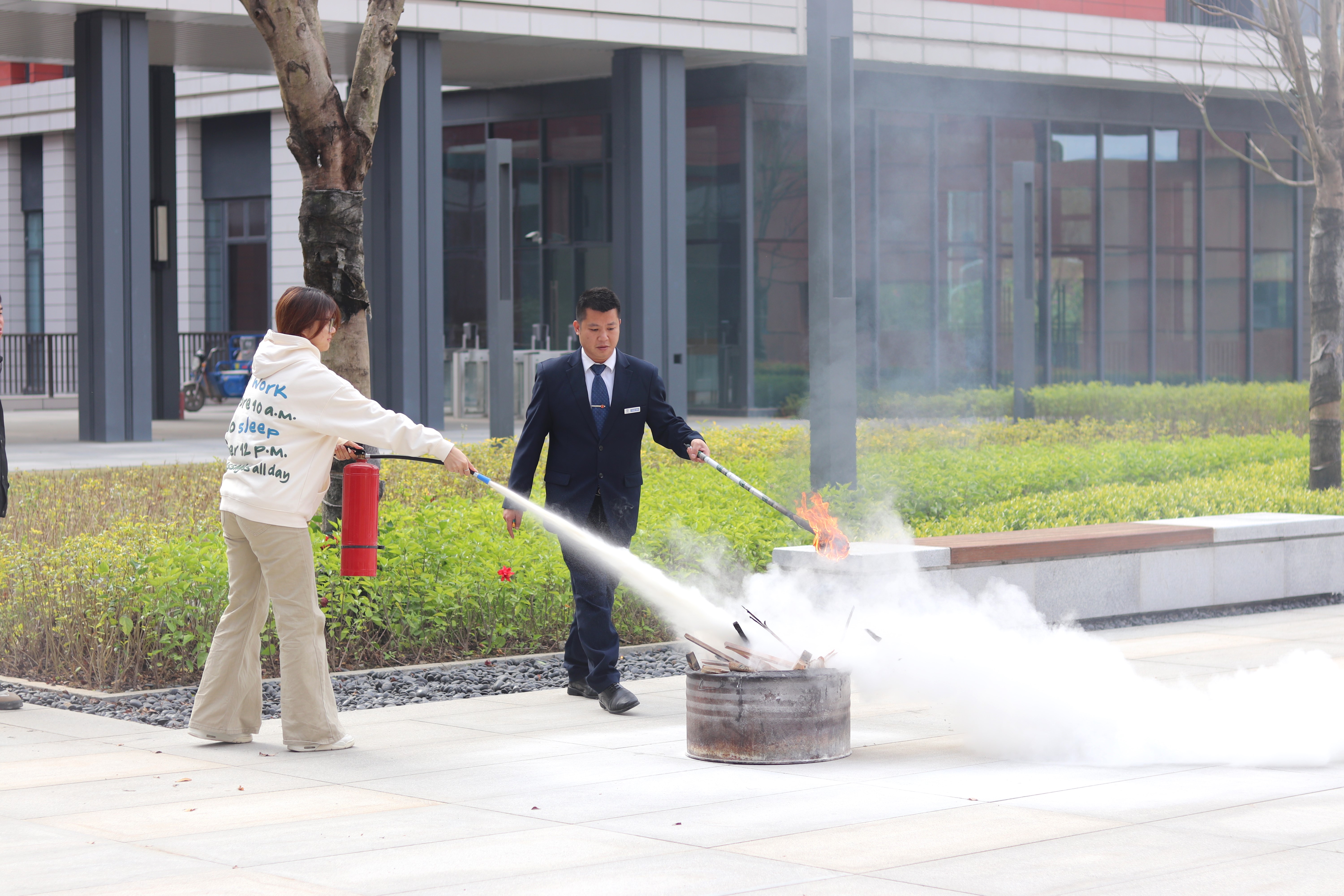 消防演练 灭火器使用.jpg